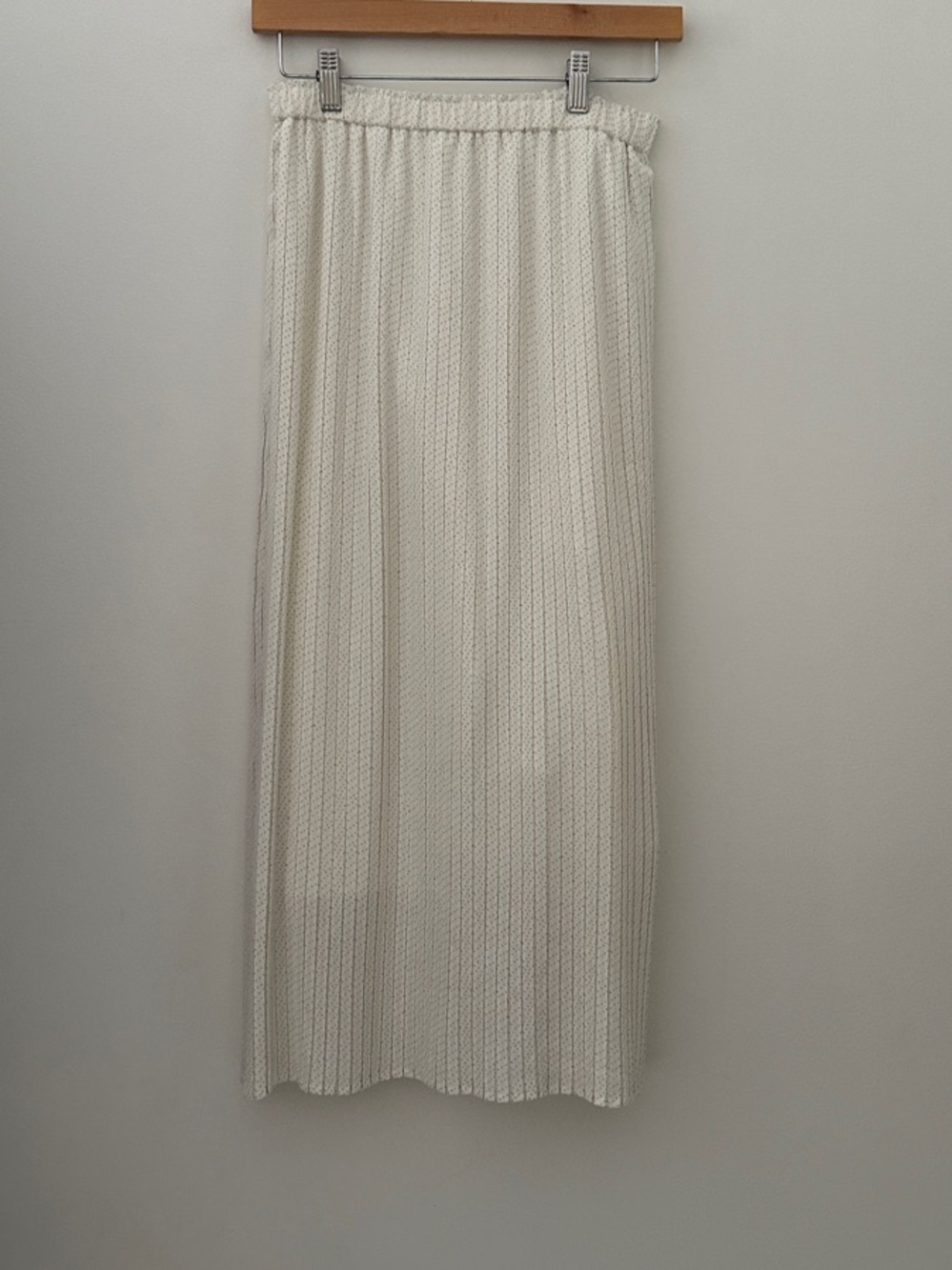 Uniqlo Cream Pleated Skirt